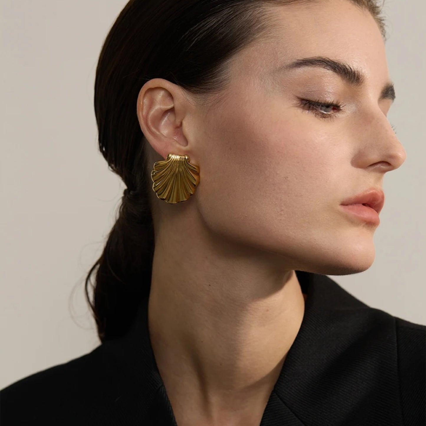 SHELL -18K GOLD PLATED EARRINGS / THE. ISLAND COLLECTION