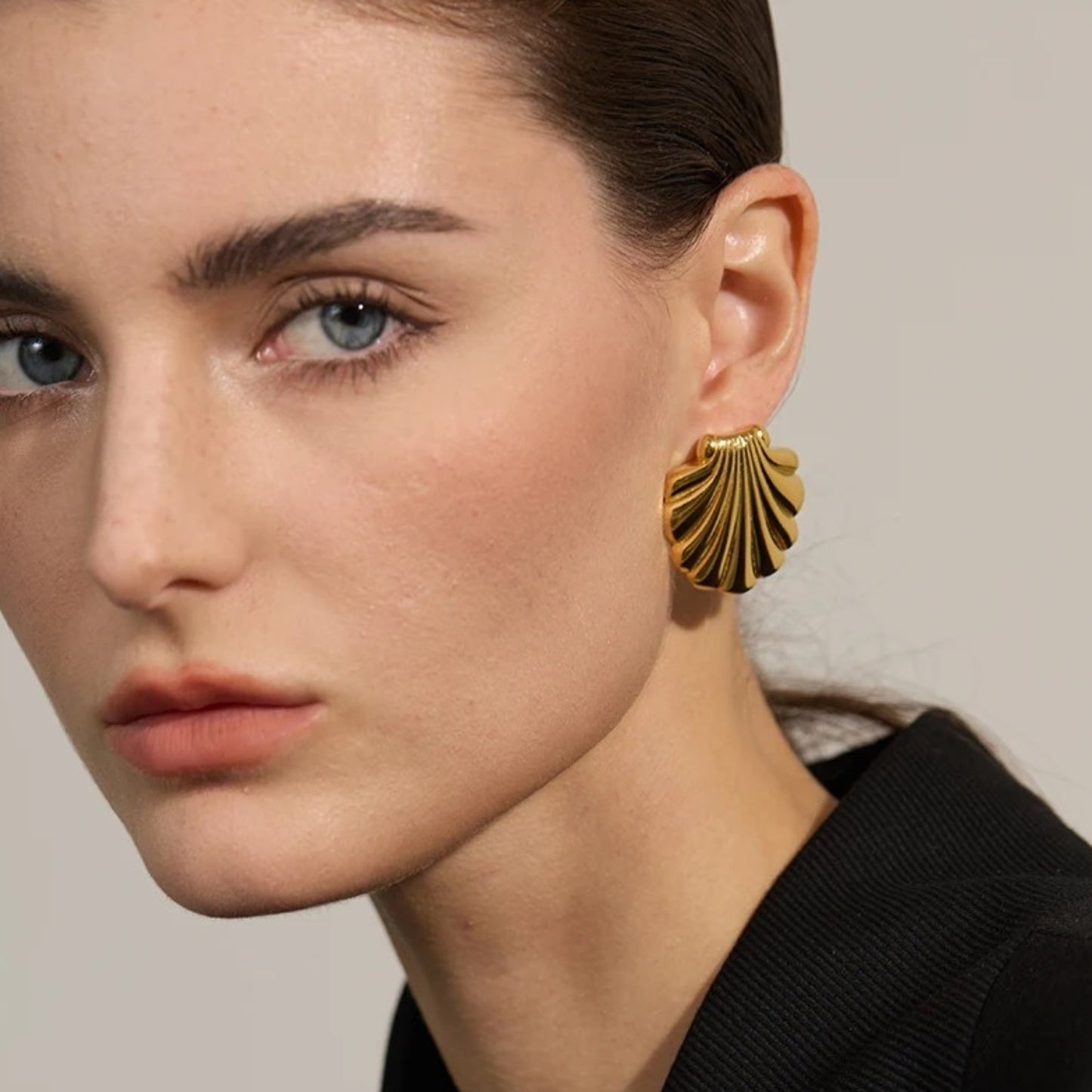 SHELL -18K GOLD PLATED EARRINGS / THE. ISLAND COLLECTION