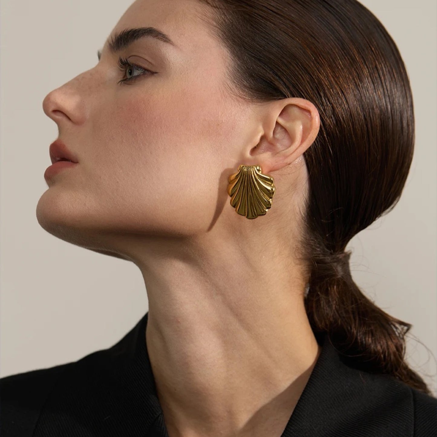 SHELL -18K GOLD PLATED EARRINGS / THE. ISLAND COLLECTION