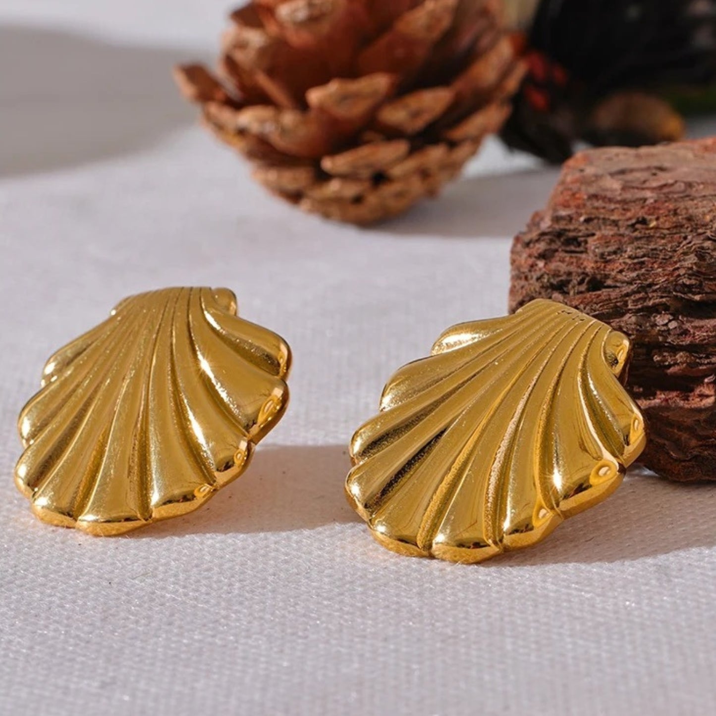 SHELL -18K GOLD PLATED EARRINGS / THE. ISLAND COLLECTION