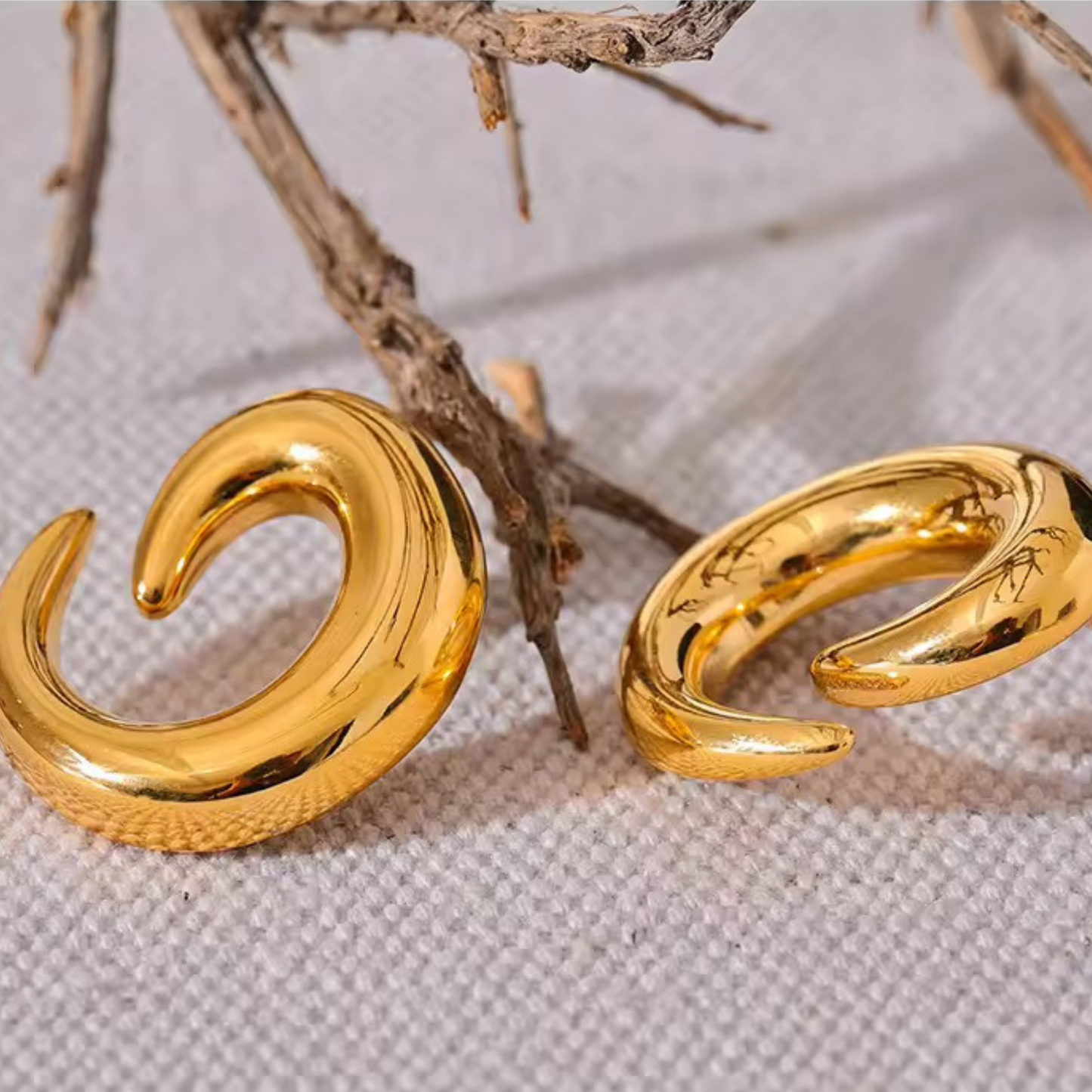 EBB - 18K GOLD PLATED EARRINGS / THE. WAVE COLLECTION