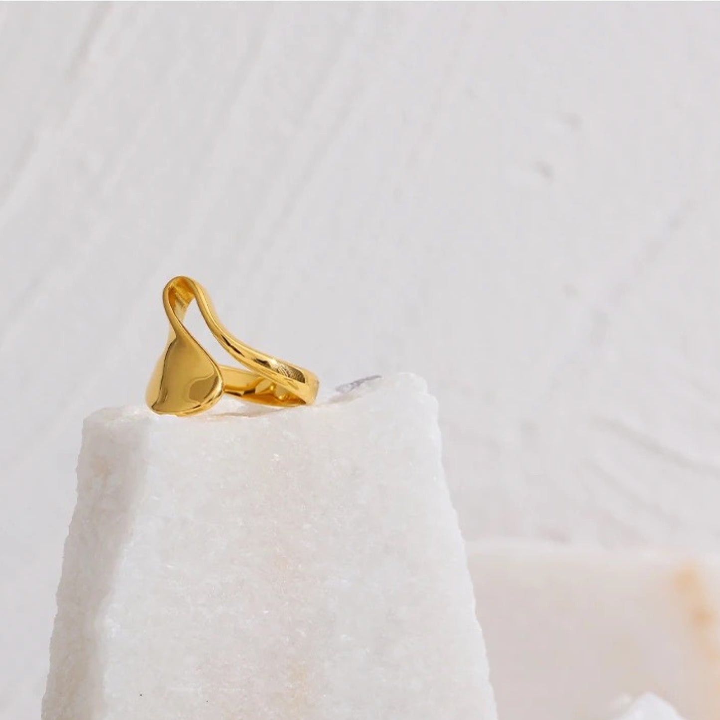 DRIFT- 18K GOLD PLATED RING / THE. WAVE COLLECTION