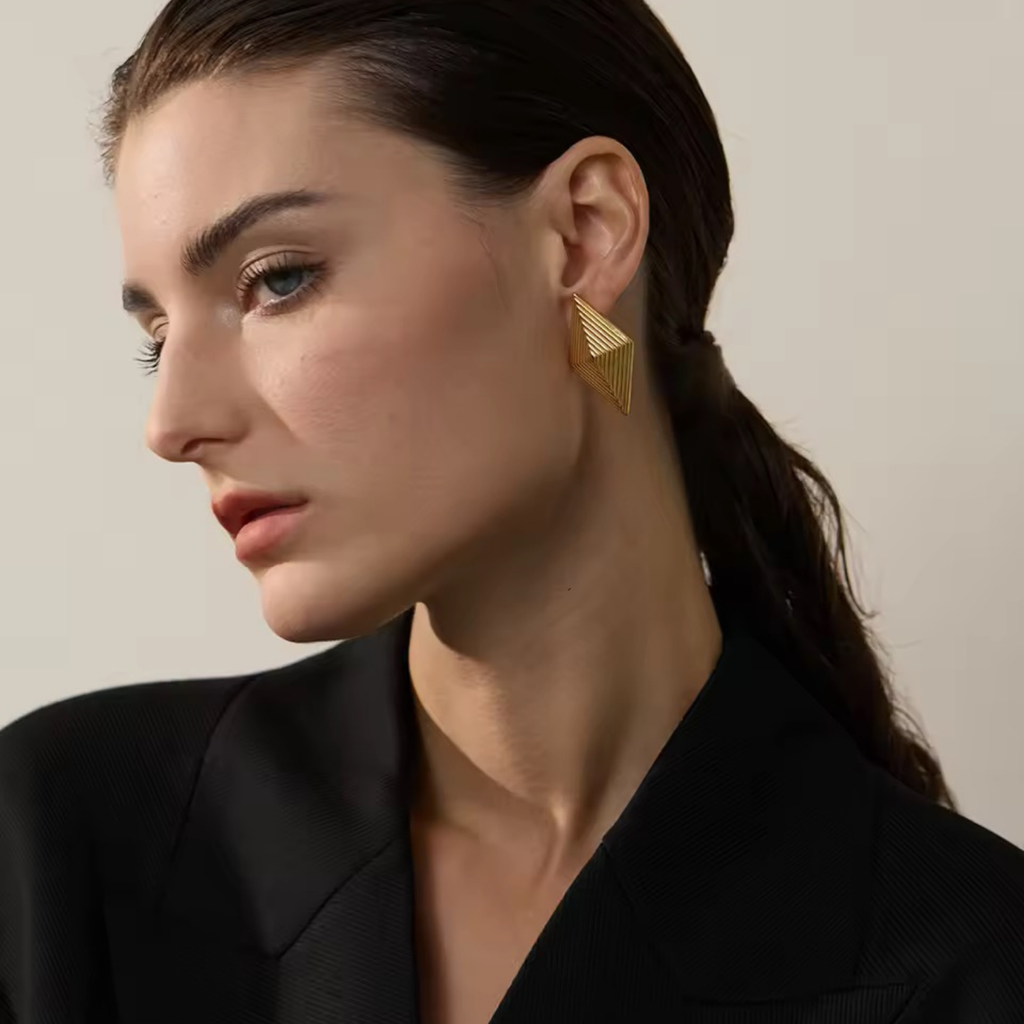 PYRAMID - 18K GOLD PLATED EARRINGS / THE. ESSENTIAL COLLECTION