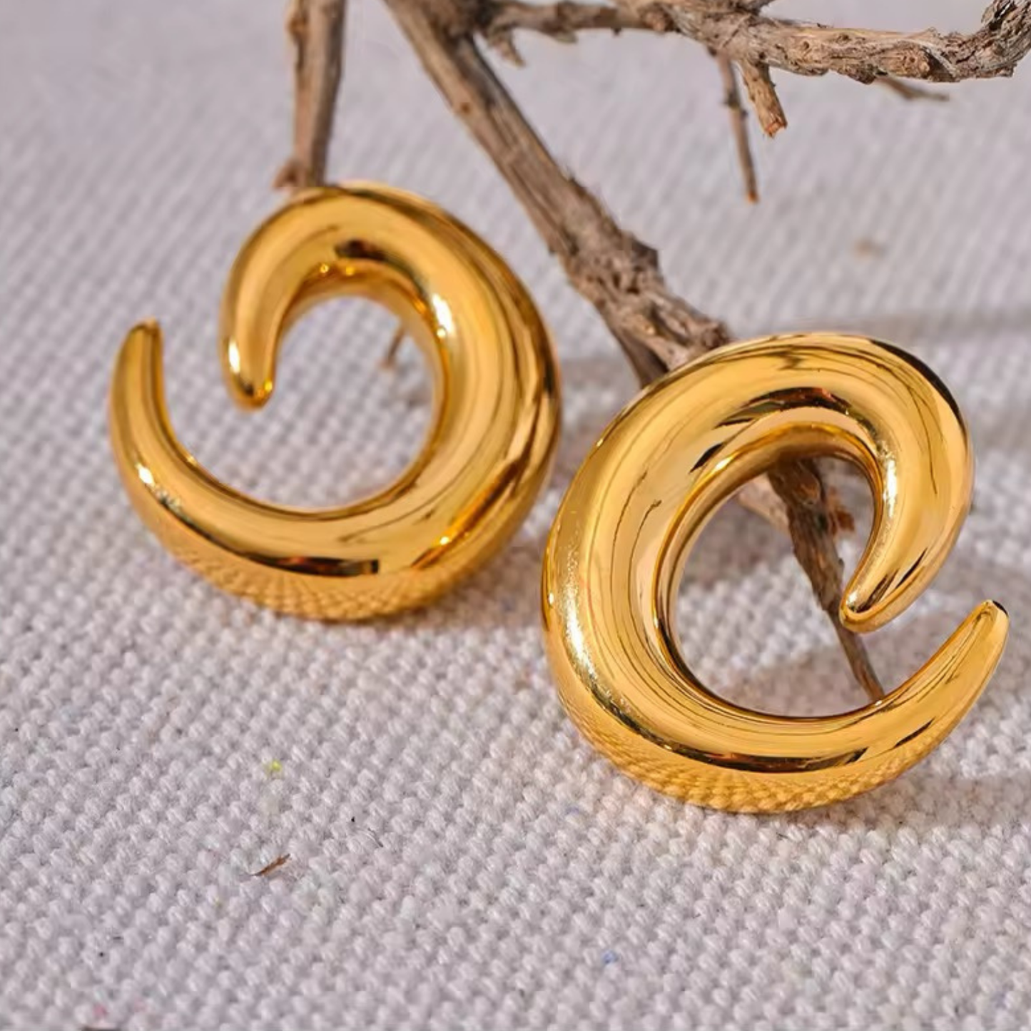 EBB - 18K GOLD PLATED EARRINGS / THE. WAVE COLLECTION